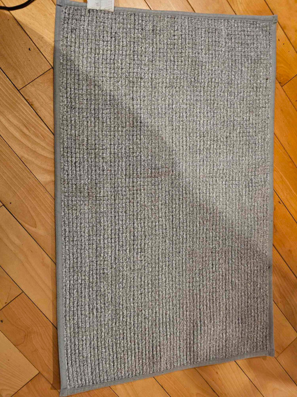 Tapis de douche gris dans Articles pour la salle de bains  à Ville de Montréal - Image 2