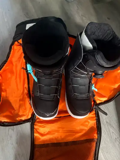 These pre-owned DC snowboard boots are ready for the slopes, featuring a convenient BOA lacing syste...