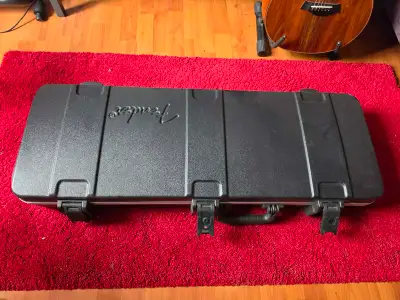 Fender case pour Telecaster ou Stratocaster. Fait aussi pour les Squier, Nash, MJT etc. $200.