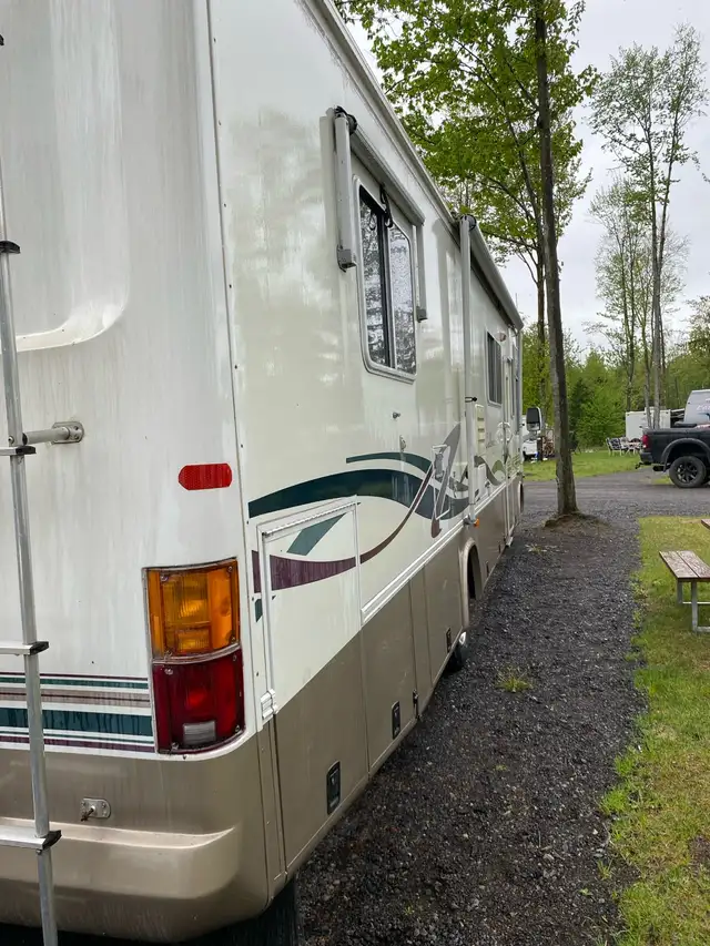 V R a vendre Ford V10 Triton 35 pieds 80,000 KM in RVs & Motorhomes in Laval / North Shore - Image 5