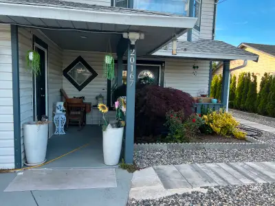 Bright 2BR + Den Garden-Level Suite | $2,370/month/35% Utility