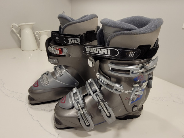 Womans Munari ski boots in Ski in City of Toronto