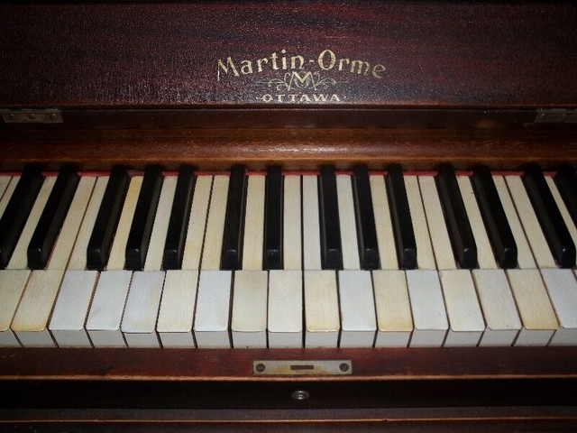 UPRIGHT PIANO in Pianos & Keyboards in Hamilton - Image 3