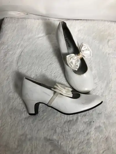 Girls White Patent Shoes with Bows. Size 13., View more