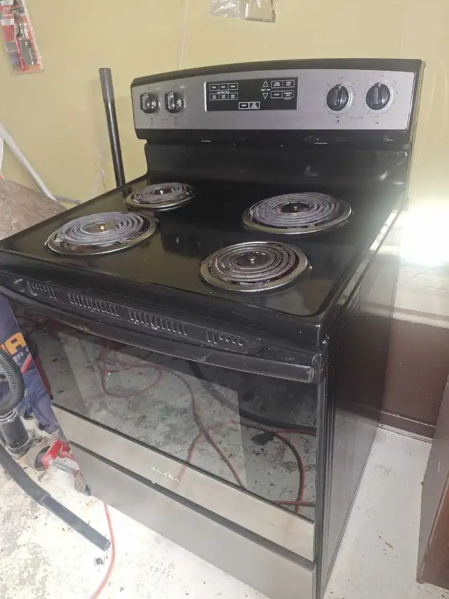 Cuisinière Four, très propre. Marque :Amana Electric Range in Stoves, Ovens & Ranges in City of Montréal - Image 6