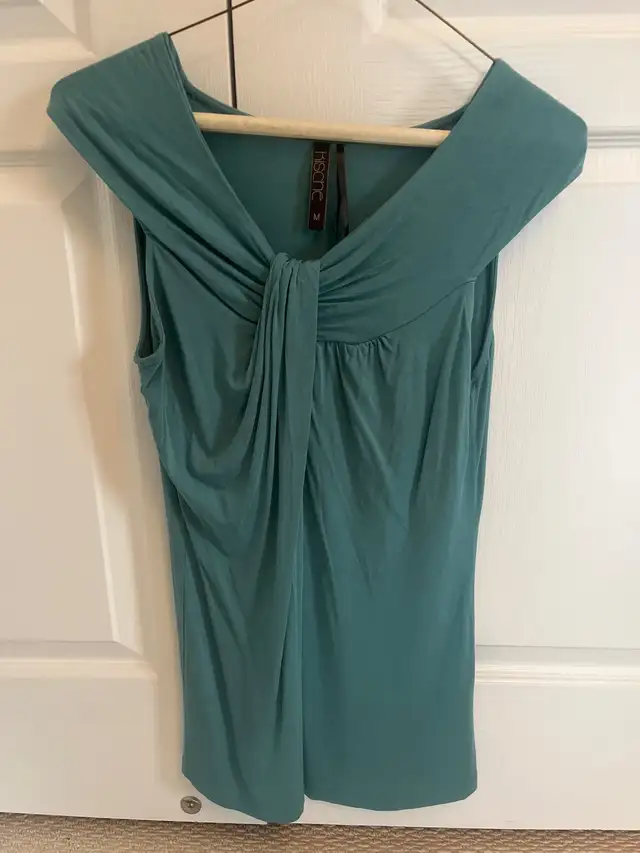 Women’s sleeveless shirt size M in Women's - Tops & Outerwear in Markham / York Region - Image 2