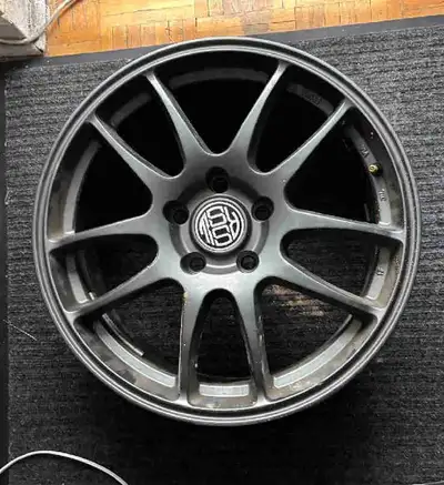 Bolt pattern 5x114.3 mm Set of 4 17" Came off a 2015 kia Sorento They are all in good condition just...