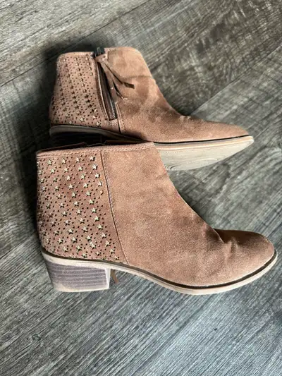 Girls Brown Boots size 1, View more