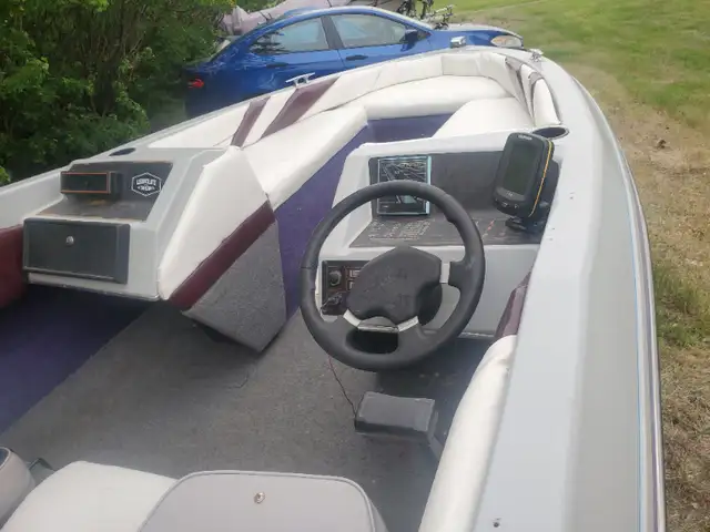 Open bow Bayliner Capri, fish finder, nice little boat in Powerboats & Motorboats in Swift Current - Image 7