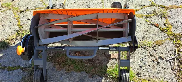 Tondeuse Fiskars in Lawnmowers & Leaf Blowers in Québec City - Image 3