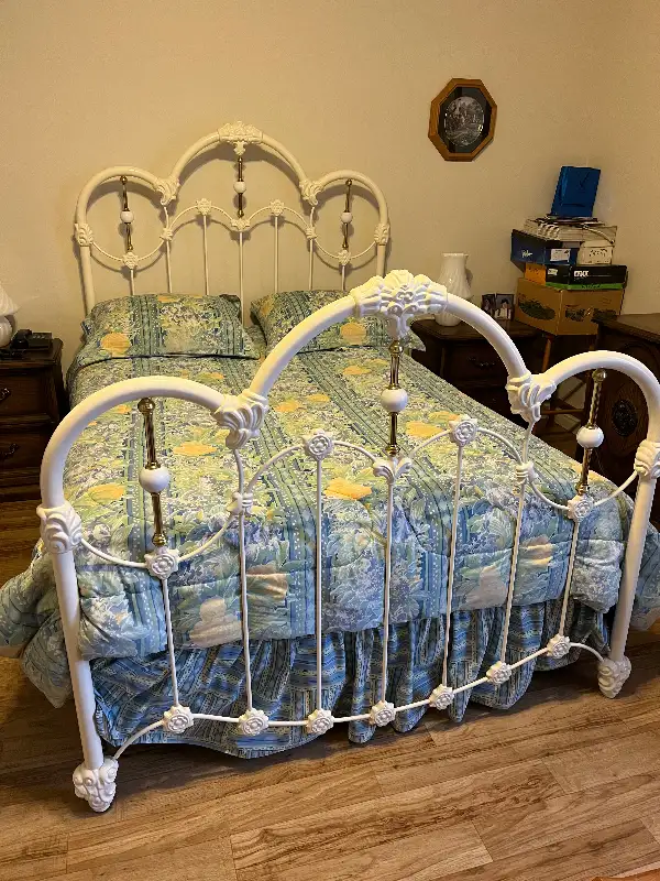 Lit en métal. in Beds & Mattresses in Trois-Rivières - Image 2