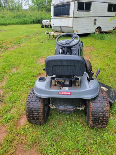 2013 Craftsman Ride on Mower , cuts grass as it should , recently serviced . 2 new front tires and r...