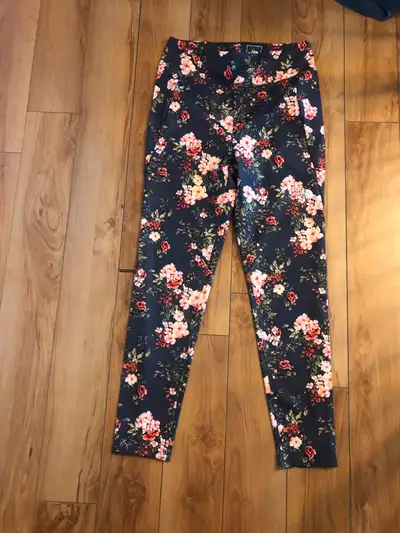 Great tights for spring. Quick-drying fabric. Side Pocket. Reflective bar at cuff. Girls' Size 18/20...