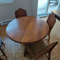 Table en bois avec 3 chaises