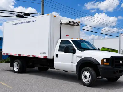 Ford F450 2006 • 360 000 km • Boîte de 16 pieds isolée • Unité réfrigérée Thermo King • Plusieurs ré...