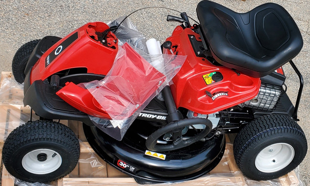 Troy-Bilt Compact Riding Lawn Mower TB30T in Lawnmowers & Leaf Blowers in Bedford - Image 2