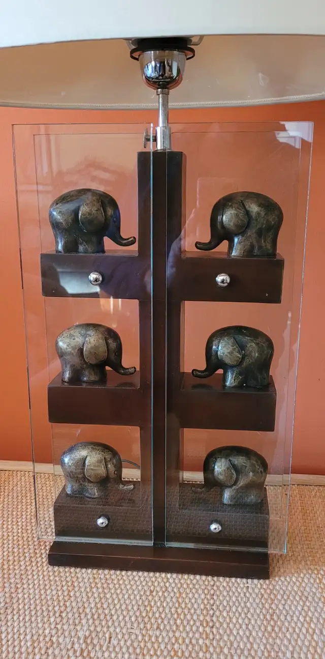 Lampe à table motif éléphant Elephant Table Lamp in Indoor Lighting & Fans in Laval / North Shore - Image 4