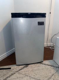 Mini fridge (with freezer)