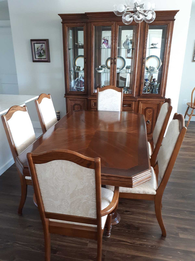 Antique Dining Room Suite in Dining Tables & Sets in Hamilton - Image 2