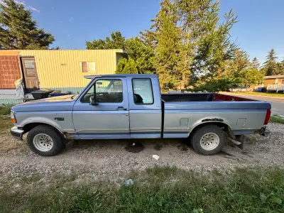 1996 5.8L Ford F-150 -369,025 -runs and drives -2 wheel drive -2400$ obo