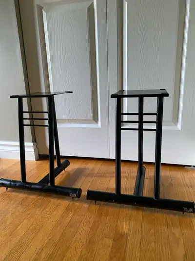 Speaker Metal stands ,comes with spikes Atlantis Brand, made in Canada Very sturdy. Dimensions Heigh...