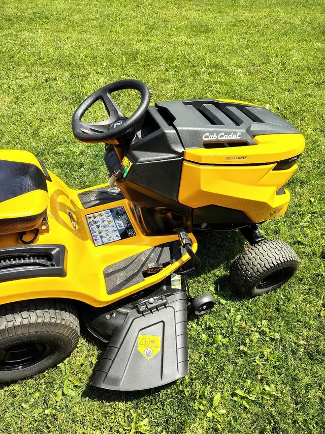 2024 Cub Cadet XT1 LT42 Lawn Tractor in Lawnmowers & Leaf Blowers in Stratford - Image 6