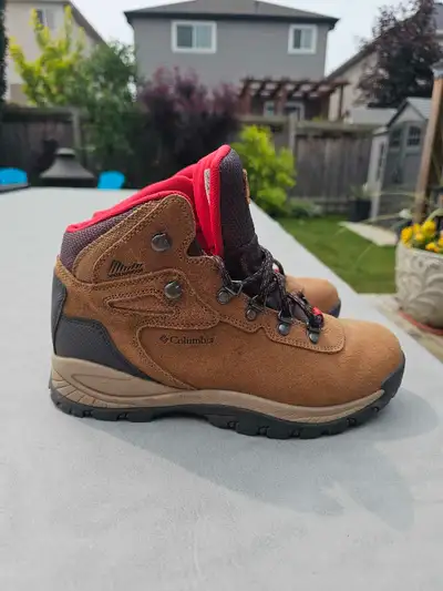 Women's Columbia Hiking Boots 7.5, View more