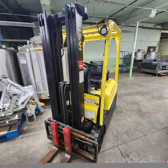 Chariot élévateur Hyster Forklift Model J35XNT 3450 lb in Other in West Island - Image 3