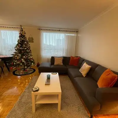 Looking for a Female Roommate: Cozy Private Room Available Now! ✨ Location: Dufferin & Glencairn Nea...