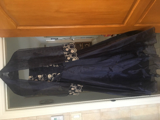 chic  robe bleu nuit avec châle avec broderie super chic dans Femmes - Robes et jupes  à Longueuil/Rive Sud - Image 2