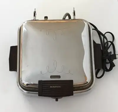 Vintage 1950s Dominion Electric Waffle Iron Samson,Toronto Ltd Model 1225N 1299W 110V A0 Bakelite ha...