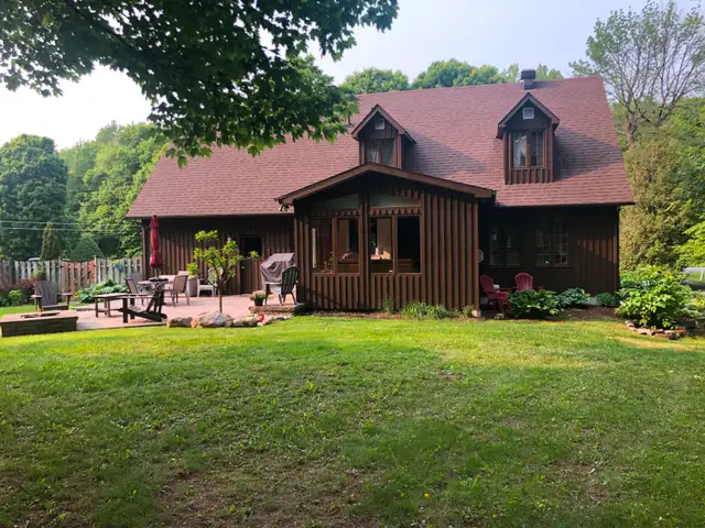 Charming Custom Canadiana Home on a Serene Half-Acre Lot63009271900291122
