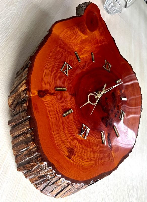 VTG Solid Wood Slab Wall Clock Handmade Gold Roman Numerals in Home Décor & Accents in Gatineau - Image 2