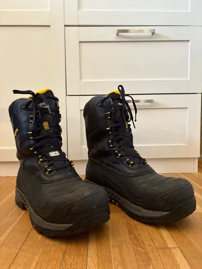 *If ad is up, it is still available* In good condition, worn only a couple of times during winter, s...