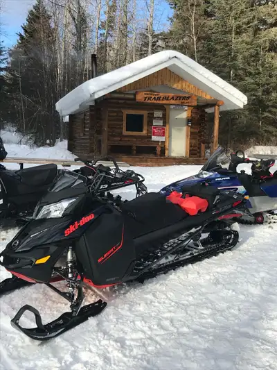 2016 Skidoo Summit SP, 174”x3” track, 800cc ETEC engine, electric & pull start, short bag kit, extre...