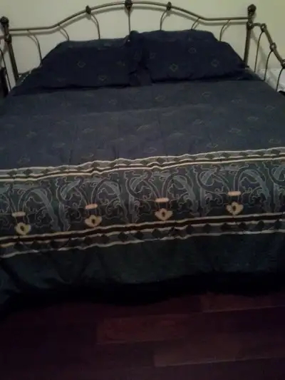 For Sale: - Day bed; - has 2 twin matrasses; - can be used as a twin bed or king-size bed; - twin ma...