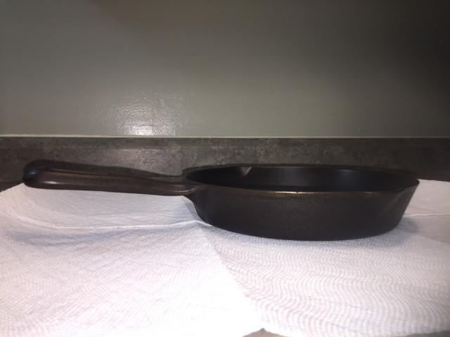 RARE  -  FINDLAY CANADA NO 6 CAST IRON PAN in Arts & Collectibles in Belleville