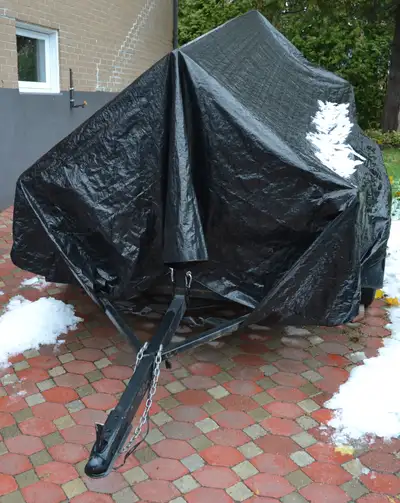 Remorque artisanal. Fonctionnel et en bon état. Très peu utilisé. Cadre de protection contre la neig...