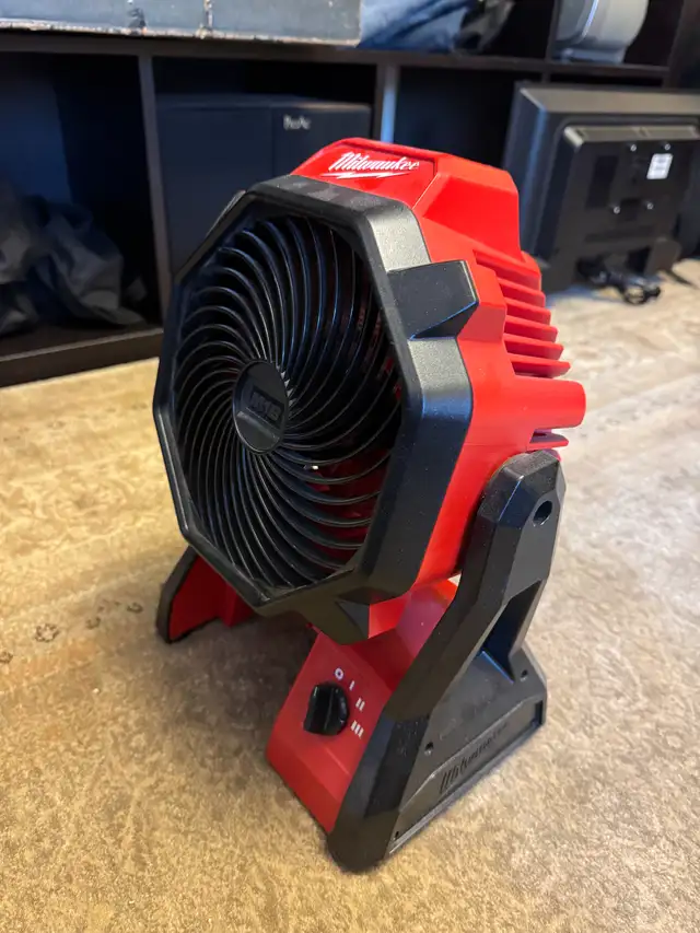 Milwaukee M18 Jobsite Fan - LIKE NEW in Power Tools in Oakville / Halton Region - Image 3