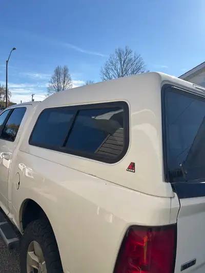 Leer truck cap. Great shape. White. 6ft Currently on a dodge ram. Was on a ford 150.