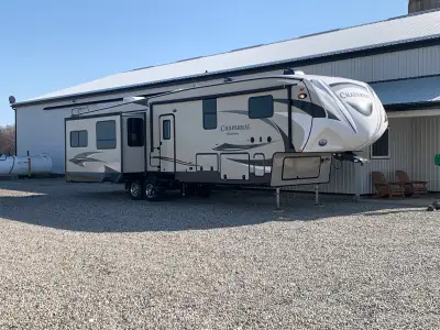 Beautiful 2016 Chaparral 391QSMB Mid-Bunk 5th Wheel – Perfect Family Camper! This well-maintained 20...