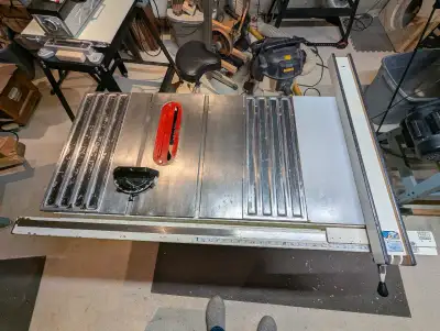 Delta 34-670 table saw with 30" Biesemayer home shop fence. Recently cleaned and fitted with a diffe...