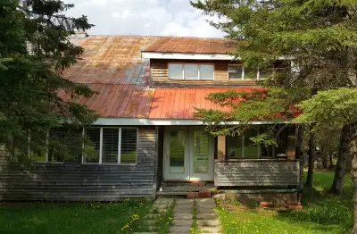 House with water view and front, 1x Apartment, 2x Workshop, 2x Garage - Lease to Own This is a once...