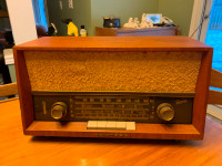 Graetz Komtess AM/FM/shortwave tube radio