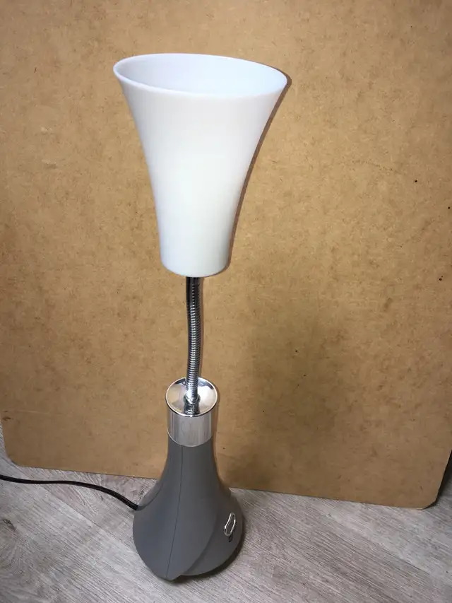 Desk lamp in Indoor Lighting & Fans in City of Montréal - Image 6