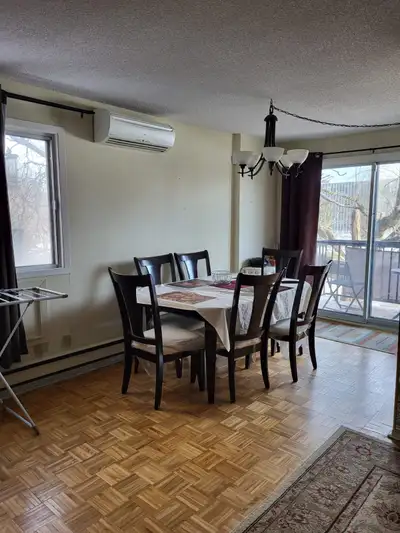 Spacieux et impeccablement propre, ce très bel appartement situé dans Ahuntsic–Cartierville offre un...