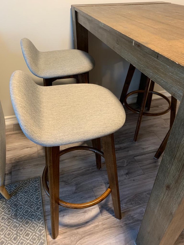 Dining table + 4 Bar Stools (Structube) Hamburg + Staffan Dining