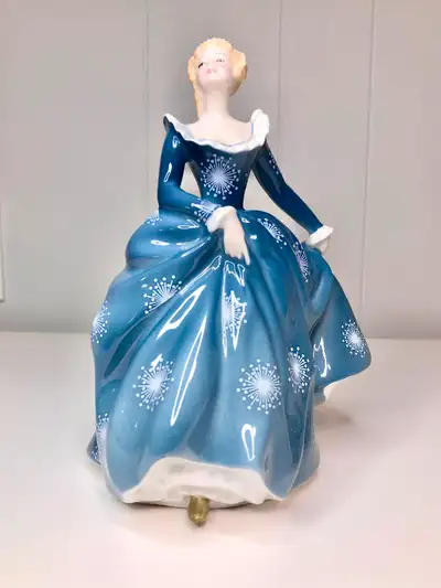 Collectible 1965 Royal Doulton Fragrance H.N. 2334 Measures approximately 8” Beautiful condition. No...