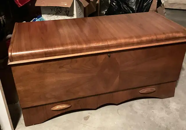 Invermere-Beautiful Antique *Viscol cedar chest- great condition in Dressers & Wardrobes in Revelstoke - Image 6