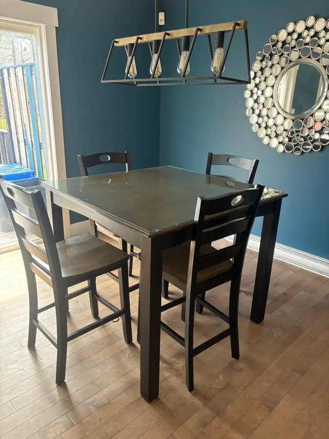 Counter Top Table with 4 bar stools  in Dining Tables & Sets in Moncton - Image 2